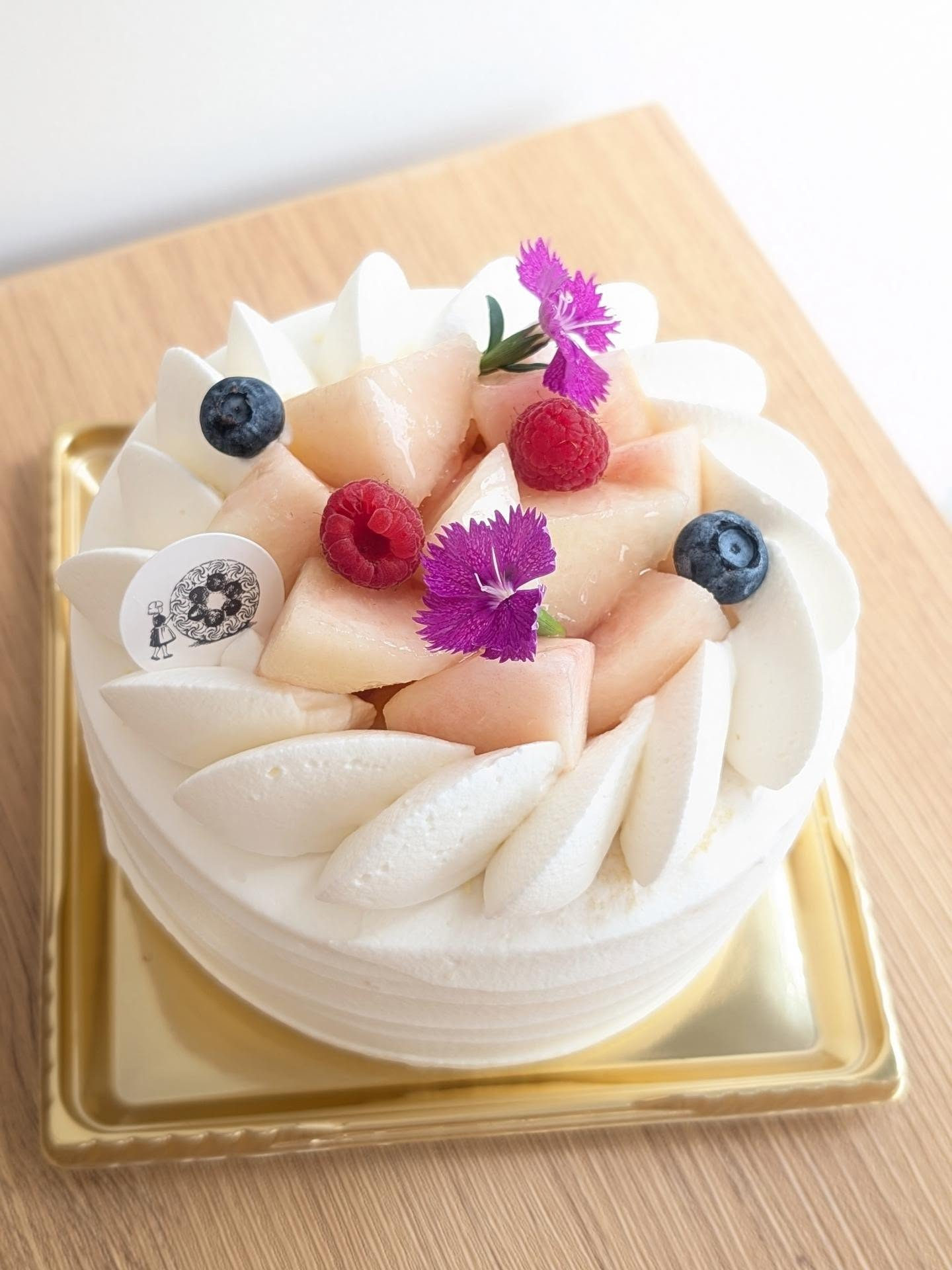 旬の桃とベリーを使った季節のショートケーキ