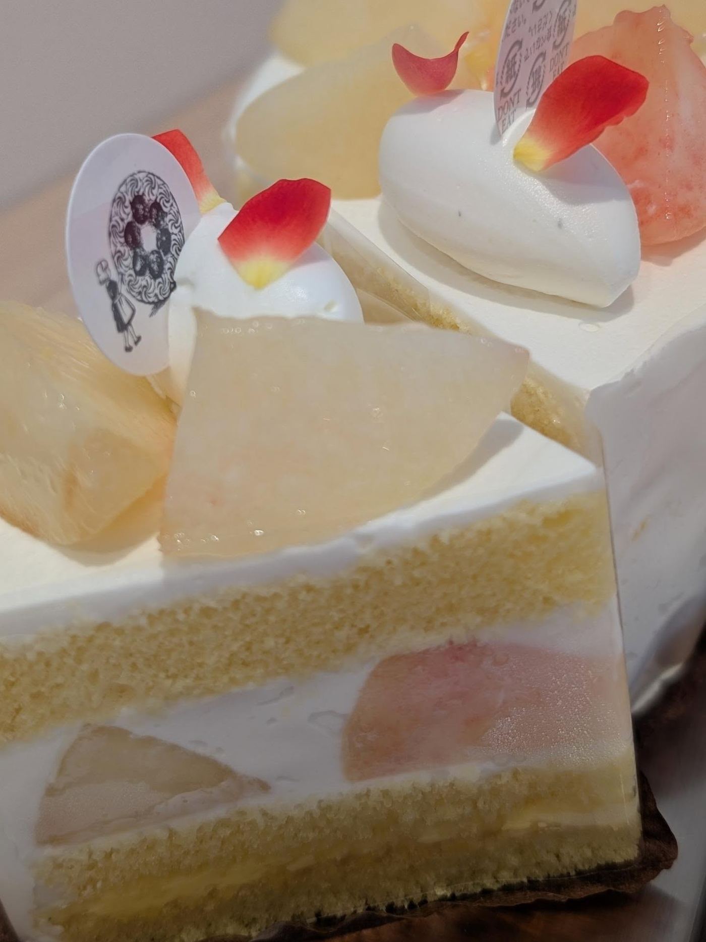 季節のデコレーションケーキの断面
