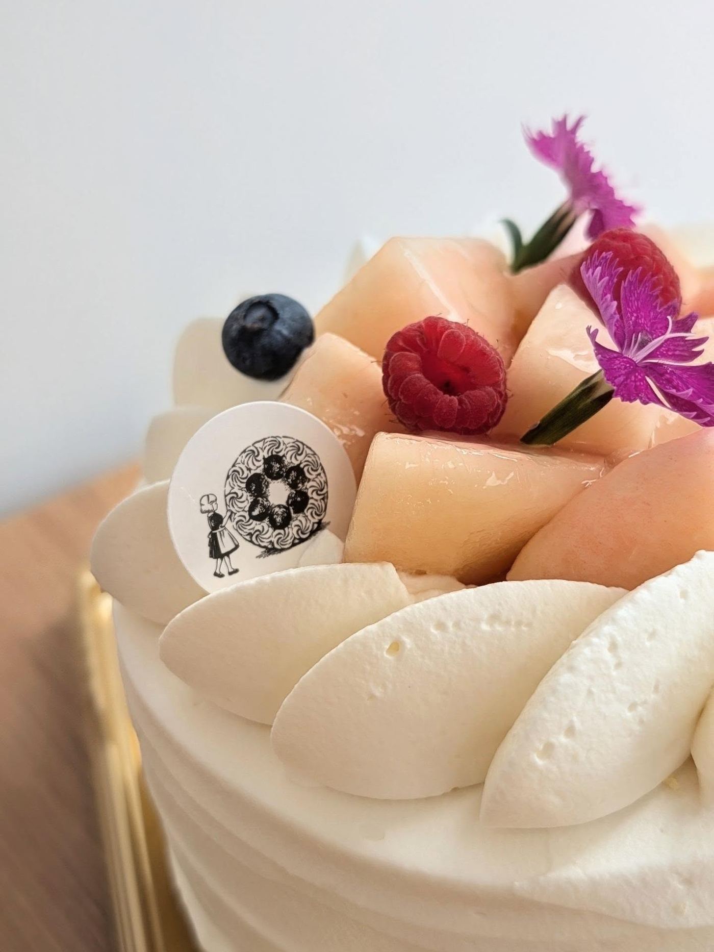 旬の果物とお花で飾った季節のデコレーションケーキ
