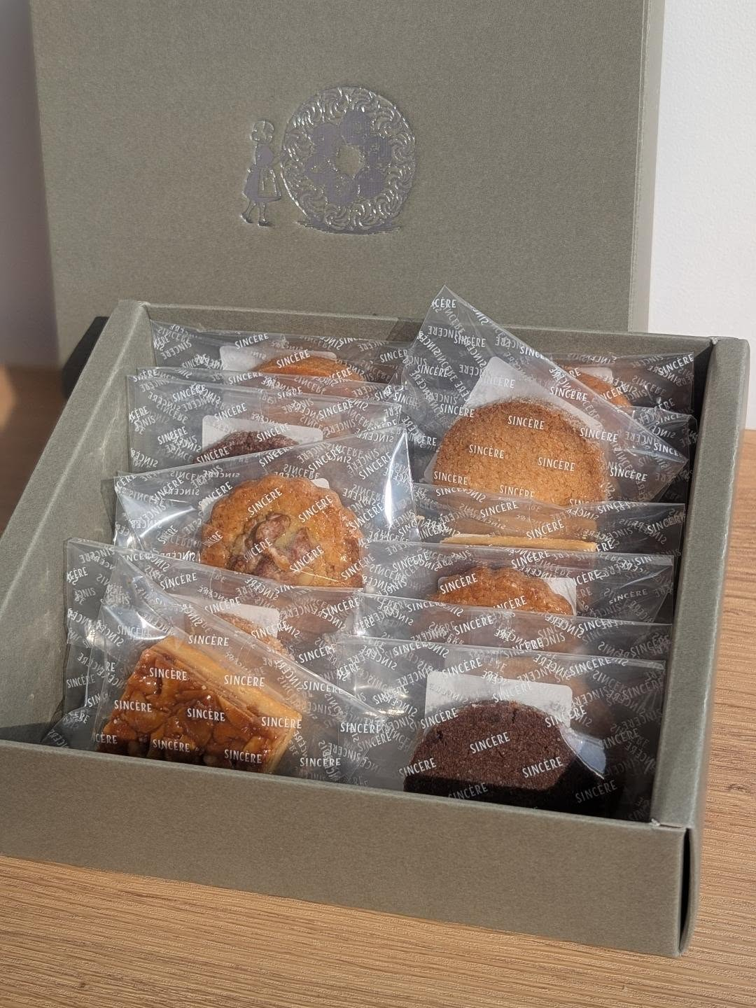 個包装の焼き菓子を詰め合わせた SINCÈRE のギフトボックス