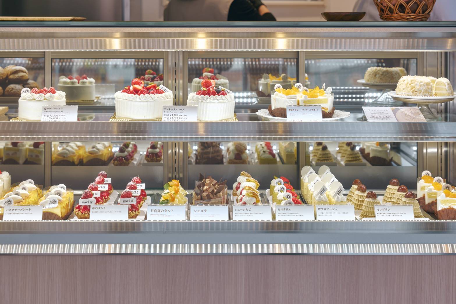 大阪・堺 中百舌鳥のパティスリー SINCÈRE（サンセール）のショーケースに並ぶケーキ
