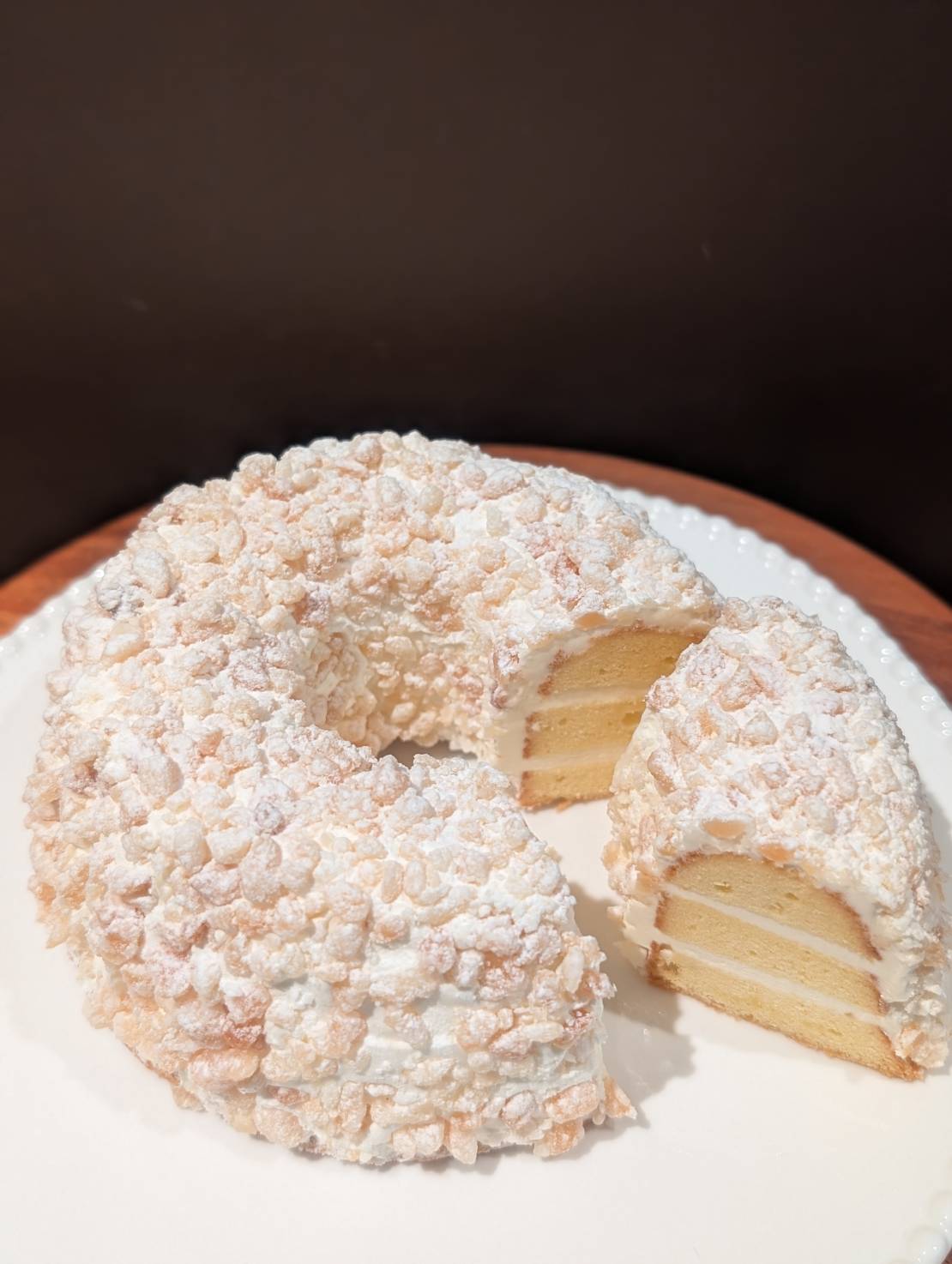 看板の焼き菓子サンドクーヘン。しっとりした生地にバタークリームとマカダミアナッツを重ねたドイツ伝統菓子